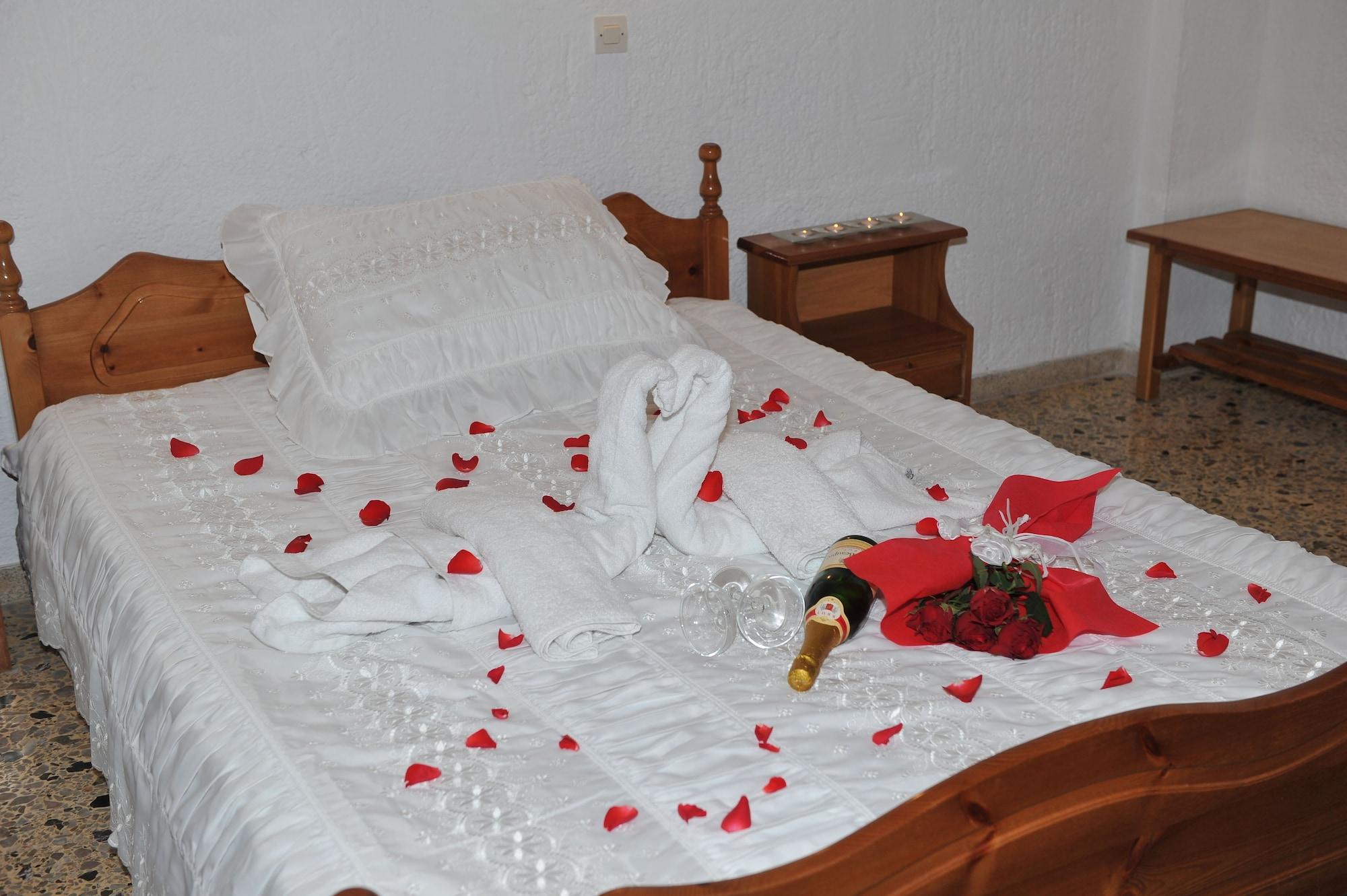 Santa Irini Hotel بيريسا المظهر الخارجي الصورة